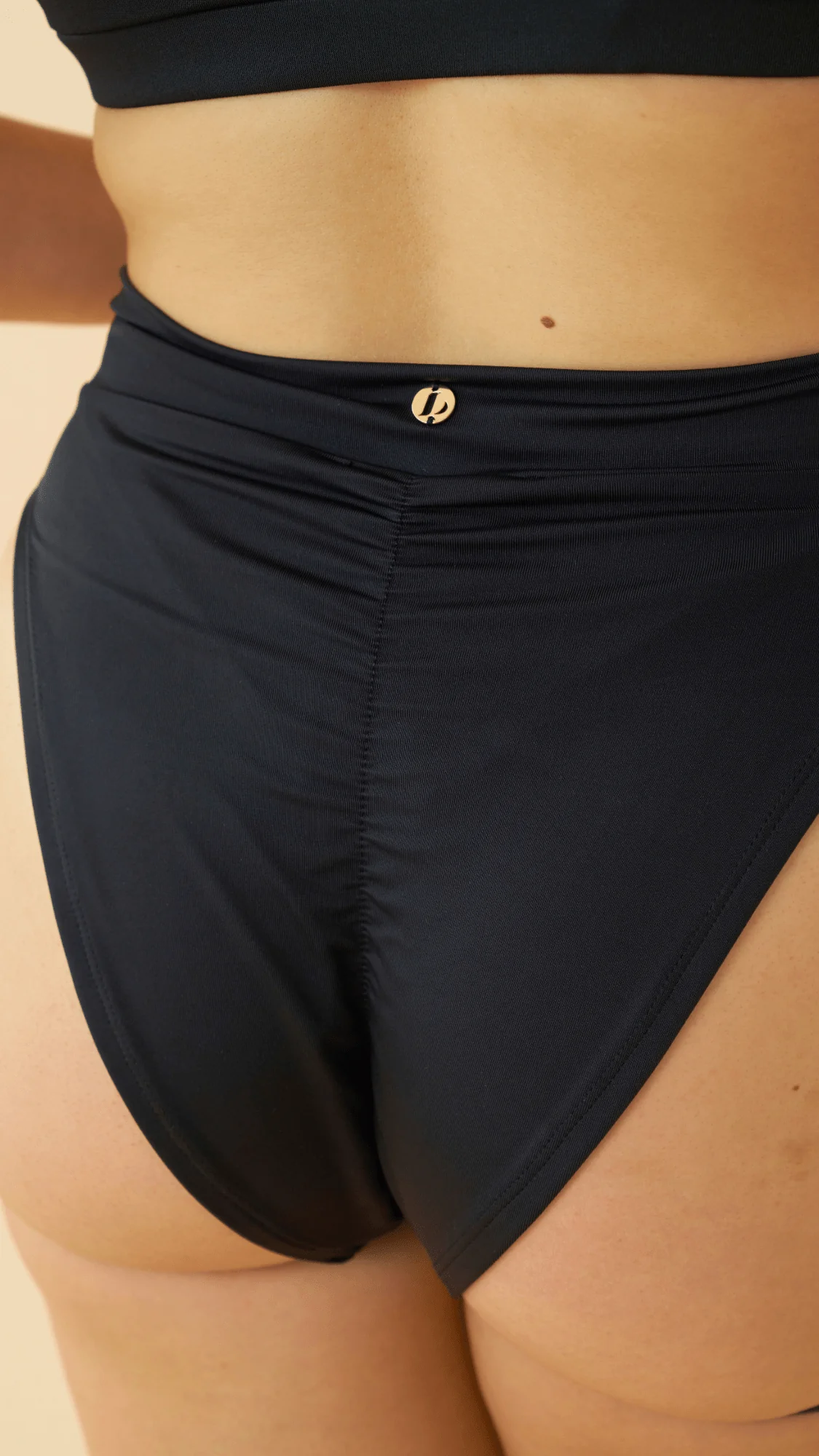 High Cut Garter Shorts Black - Image 3