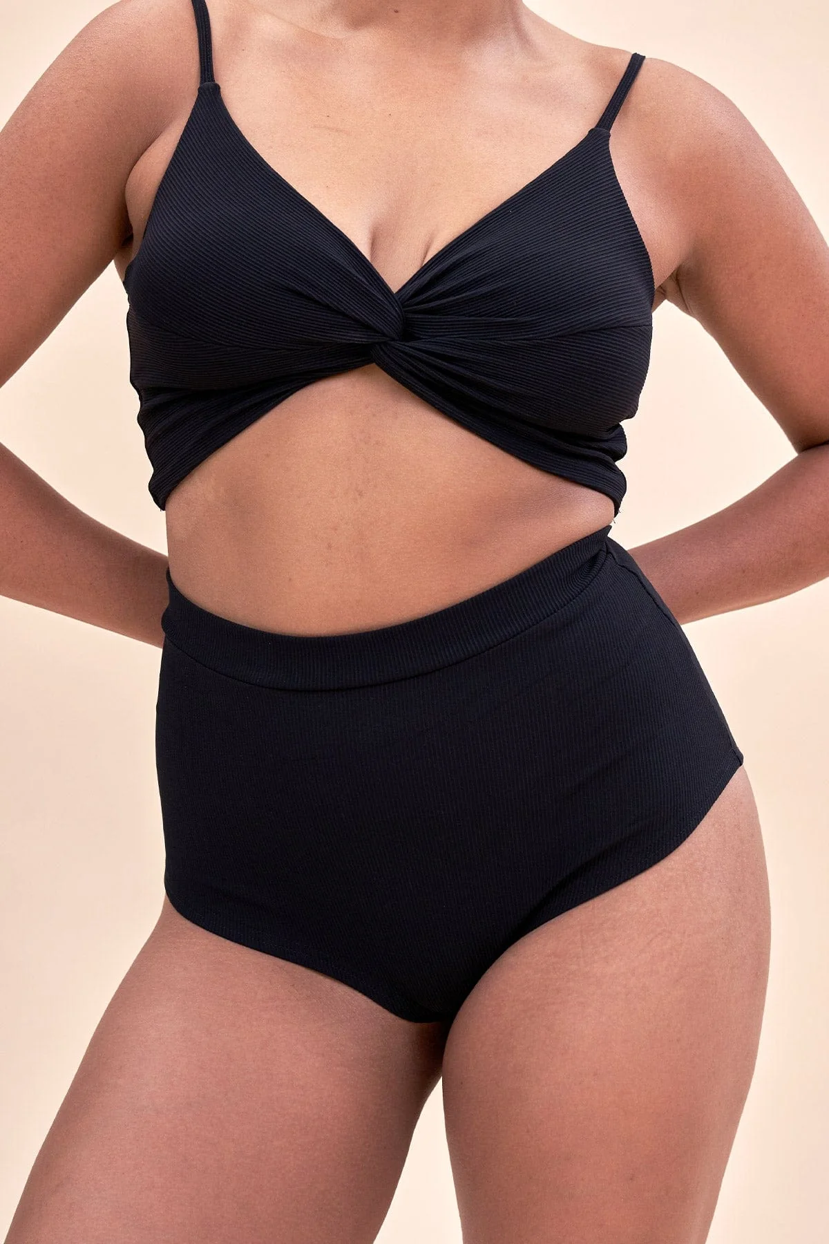 High Waist Shorts - Basic Scrunch Shorts Ribbed Black - Image 6