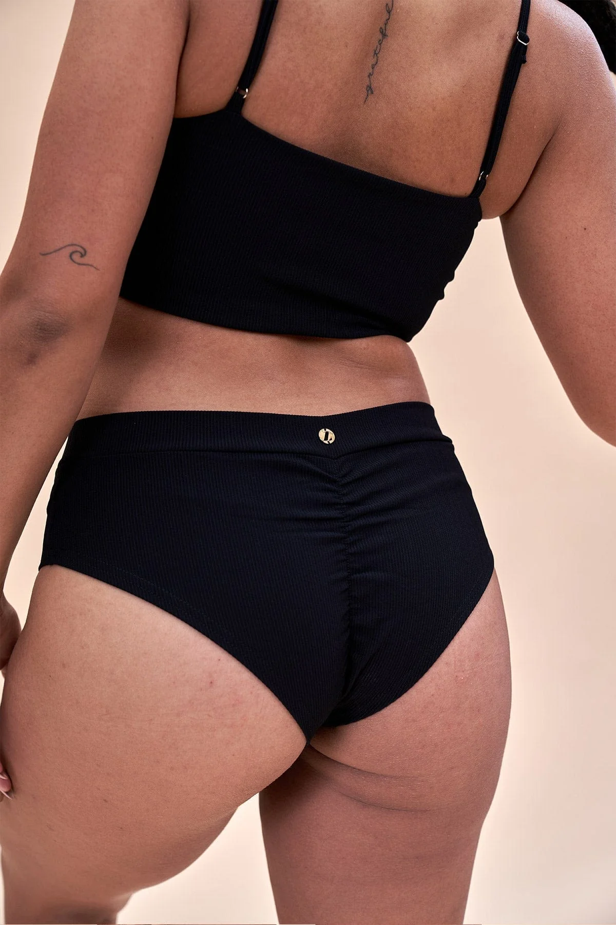 Basic Low Waist Shorts - Scrunch Shorts Ribbed Black - Image 3