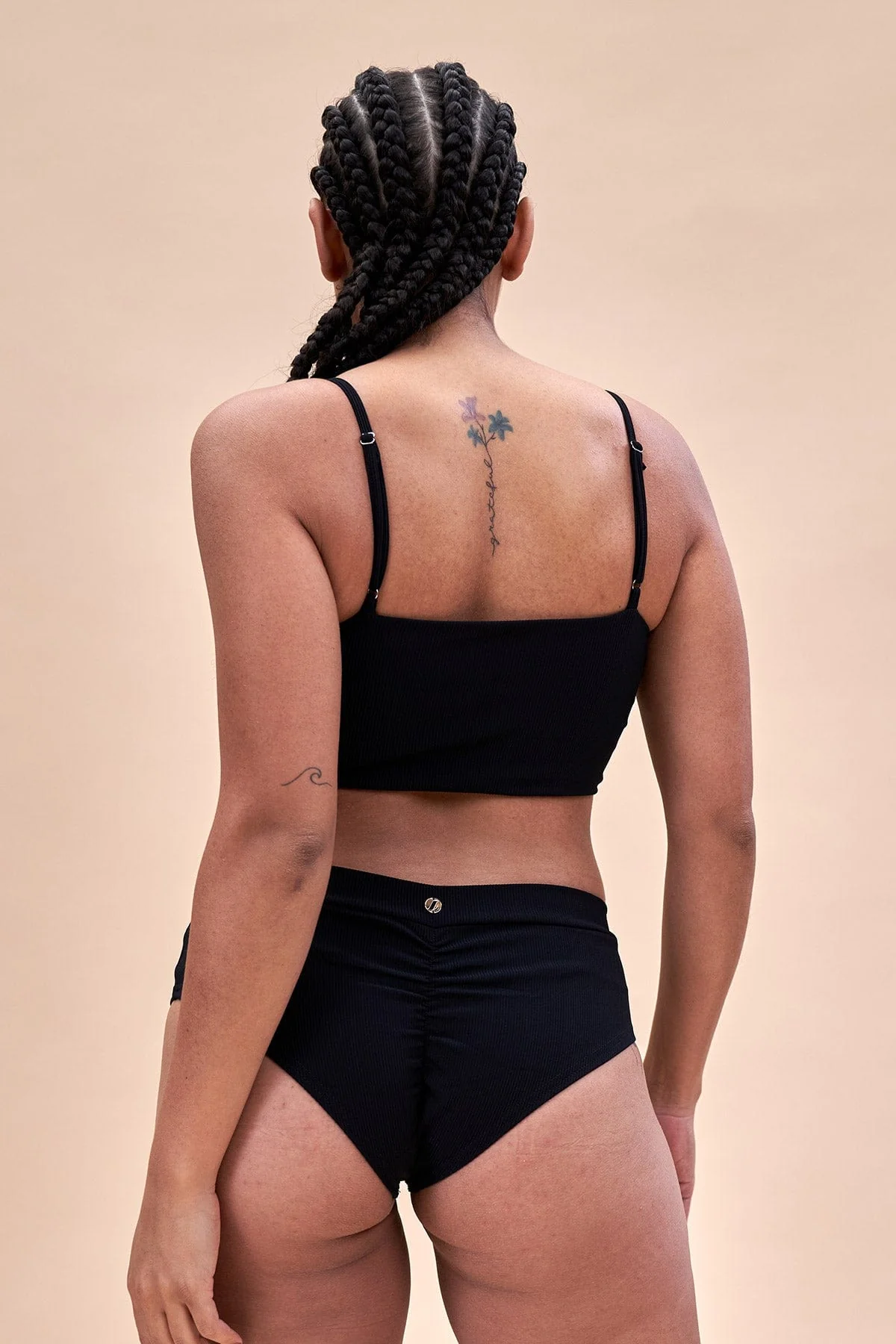 Basic Low Waist Shorts - Scrunch Shorts Ribbed Black - Image 6