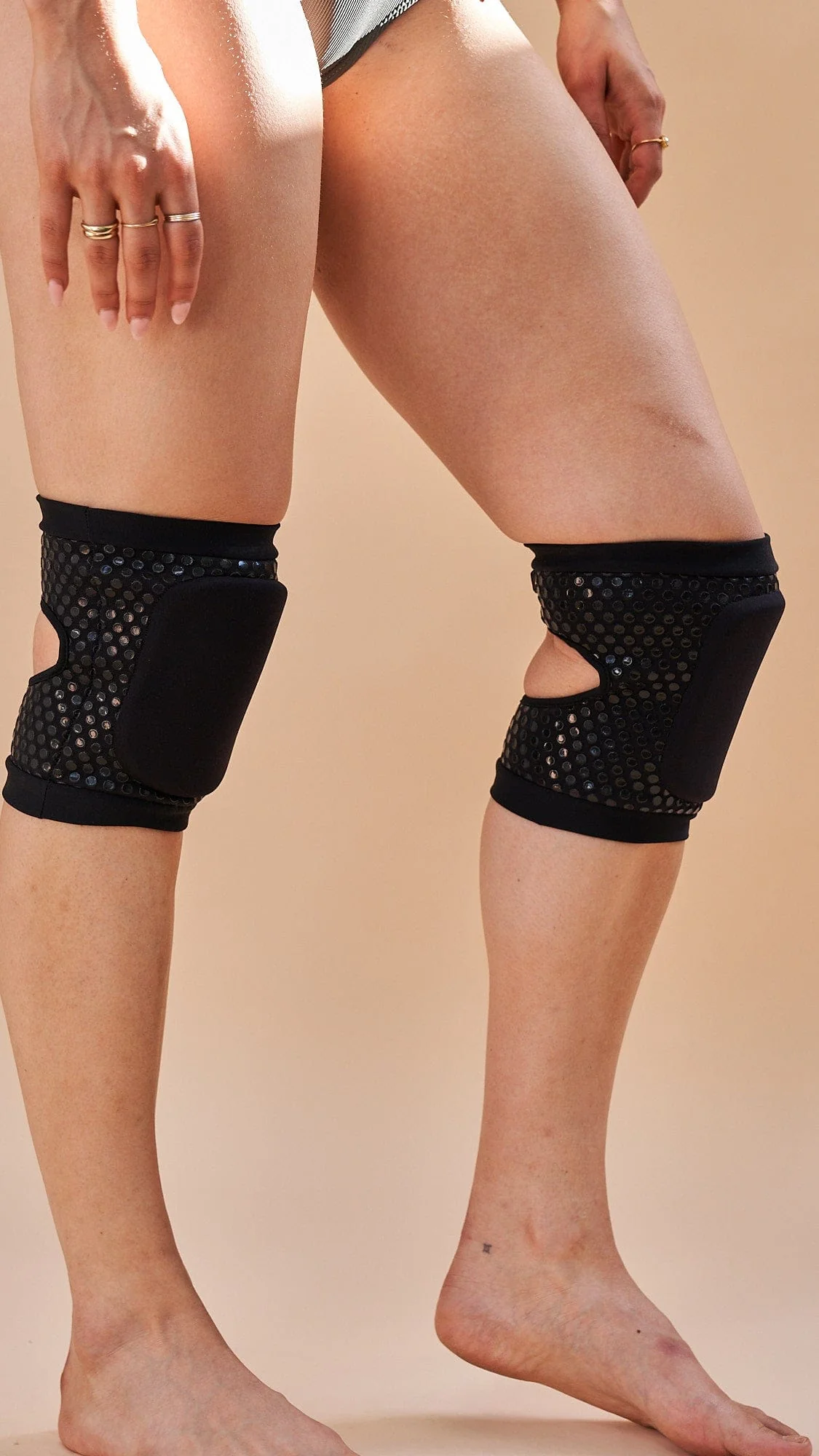 Sticky Slim Look Knee Pad Black - Image 4