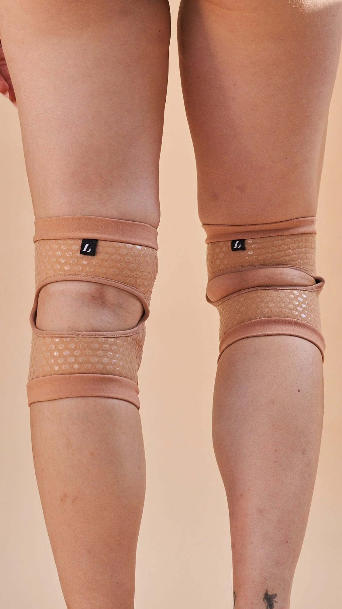 Sticky Slim Look Knee Pad Nude - Image 3