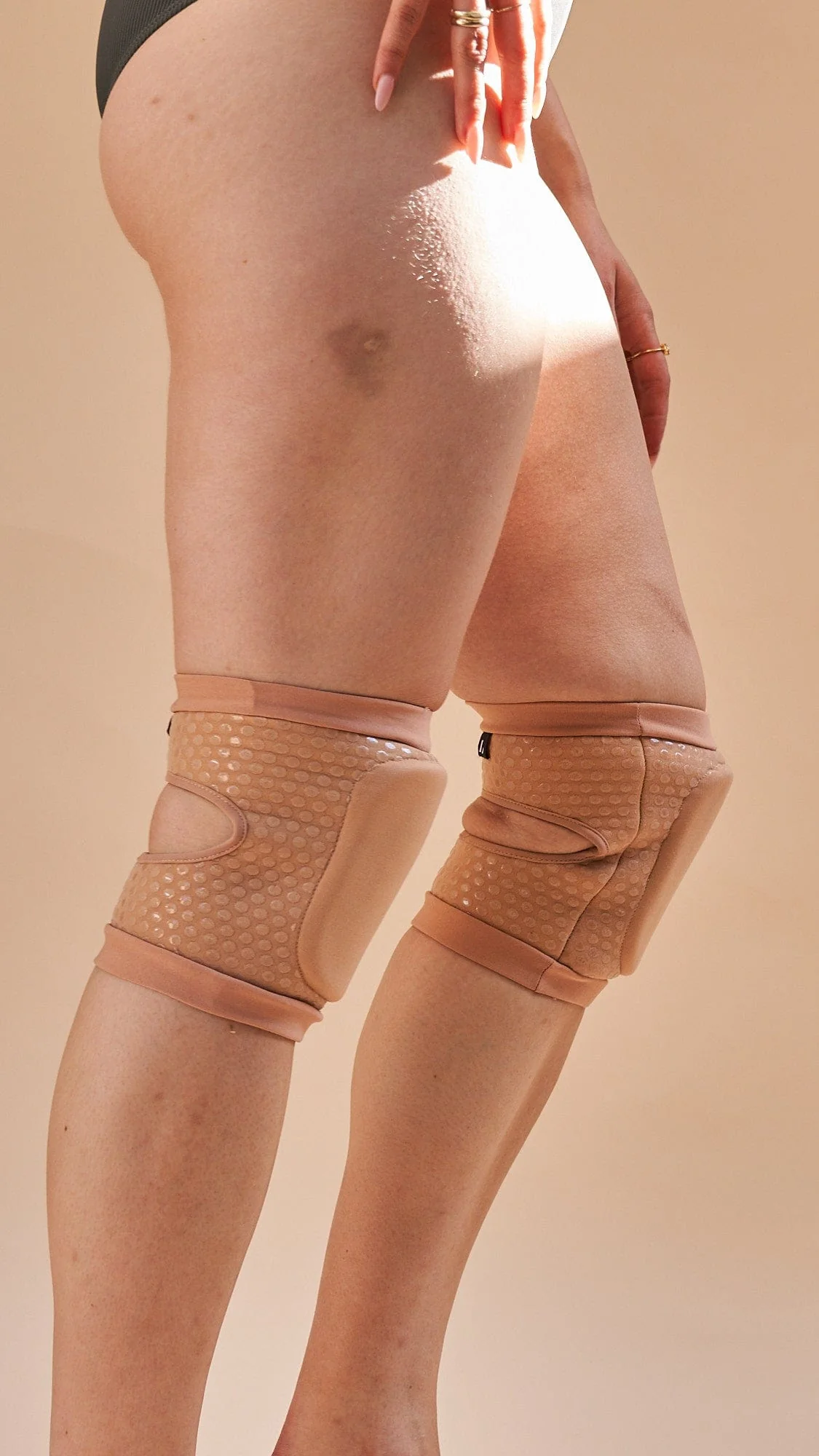 Sticky Slim Look Knee Pad Nude - Image 4
