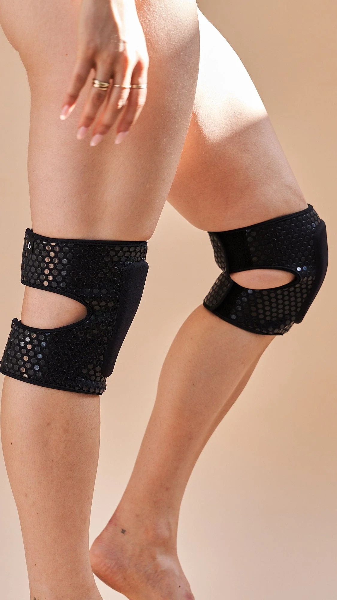 Velcro Sticky Grip Knee Pads Black - Image 5