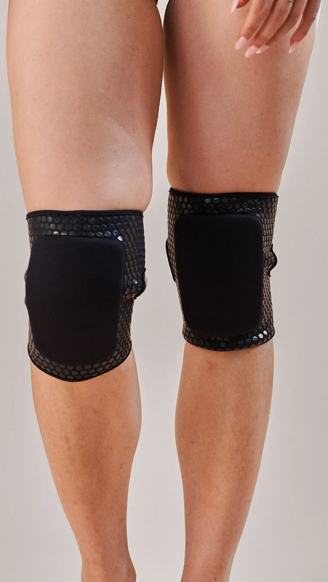 Velcro Sticky Grip Knee Pads Black - Image 8